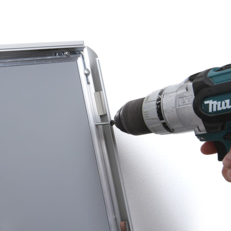 Ramka zatrzaskowa KRAST A1 (59,4 x 84,1 cm) aluminiowa srebrna z ostrym prostym narożnikiem i certyfikatem trudnopalności rama ramka plakatowa OWZ ścienna na plakat na zdjęcia profil 25 mm