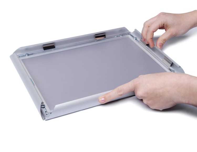 Ramka zatrzaskowa KRAST B2 (50,0 x 70,0 cm) aluminiowa srebrna z ostrym prostym narożnikiem i certyfikatem trudnopalności rama ramka plakatowa OWZ ścienna na plakat na zdjęcia profil 25 mm