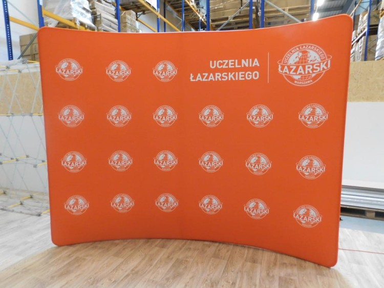 Zakupiona w sklepie Retio.pl ścianka łukowa - Ścianka Reklamowa Tekstylna Łukowa Pozioma 300 x 240 cm - ścianka wystawiennicza targowa prasowa