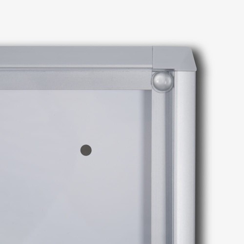 Detal - Gablota magnetyczna XS 12xA4 88x92 cm z certyfikatem trudnopalności B1 zamykana na kluczyk do użytku wewnętrznego gablota wewnętrzna gablota ogłoszeniowa gablota informacyjna tablica ogłoszeń tablica informacyjna ogniotrwała