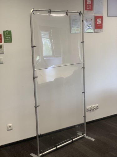 Szyba ochronna podłogowa stojąca przegroda stojak stand PET jak pleksi antywirusowa osłona z PET jak plexi wysoka stojąca do postawienia na ziemi 100 x 200 cm