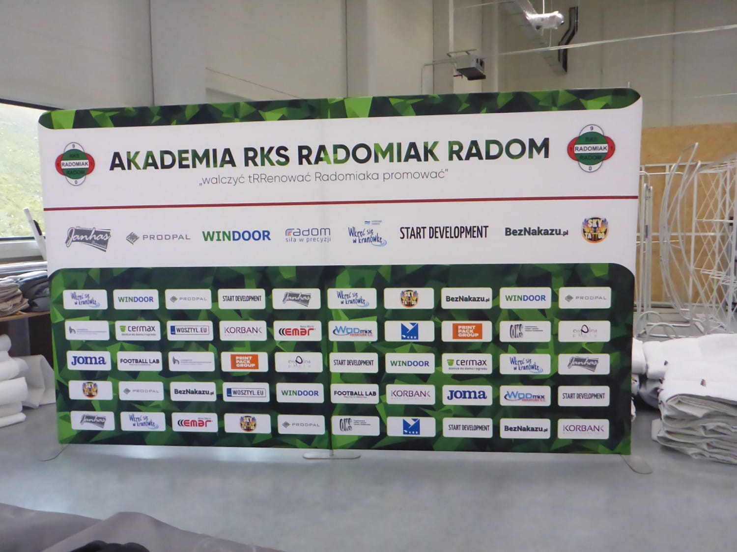 Przykładowa realizacja nr 8: większy rozmiar ścianki reklamowej, również dostępny w naszej ofercie ścianek prasowych