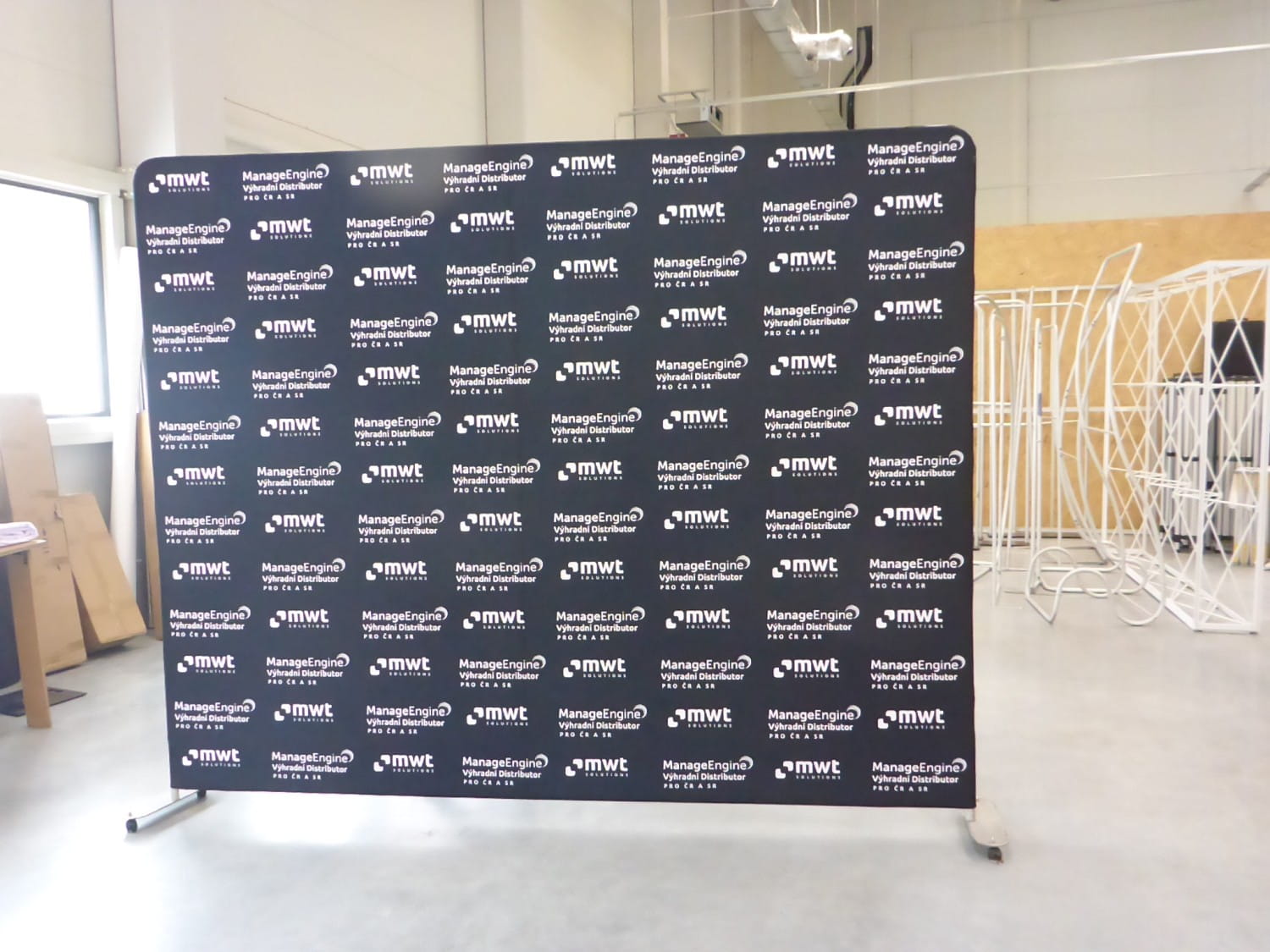 Przykładowa realizacja nr 1: Ścianka Reklamowa Tekstylna Prosta 300 x 240 cm - ścianka wystawiennicza targowa prasowa