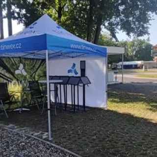Przestronny namiot reklamowy o wymiarach 3×3 m, idealny na targi plenerowe, festyny, eventy i strefy sprzedażowe. Wykonany z trwałego materiału powlekanego, z m