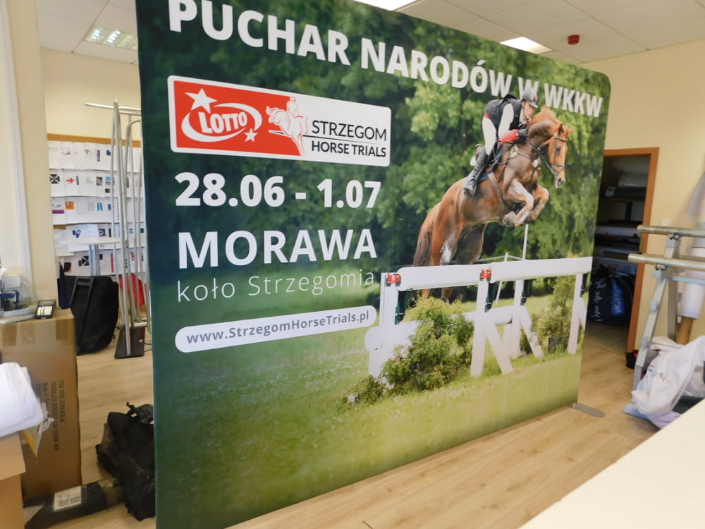 Paroi publicitaire achetée dans la boutique Retio.pl avec visuel publicitaire
